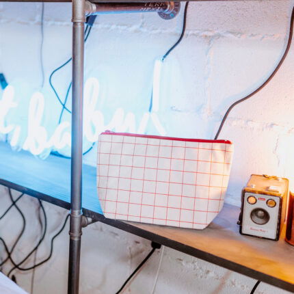 Hudson Pouch Narrow Plaid-Large