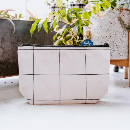 Hudson Pouch Wide Plaid-Large